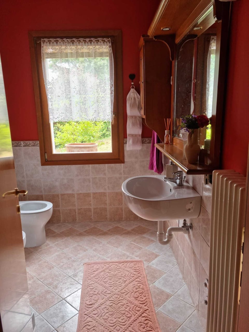 Shower, rainfall showerhead, free toiletries, hair dryer