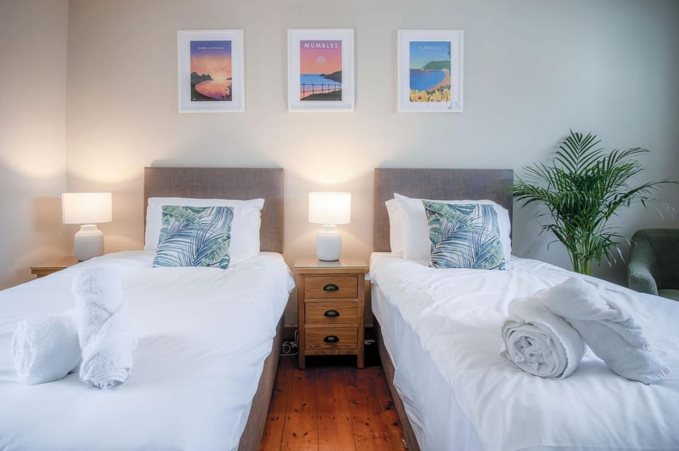 Hill House - 4 Bedroom Holiday Home - Llanrhidian (4904)