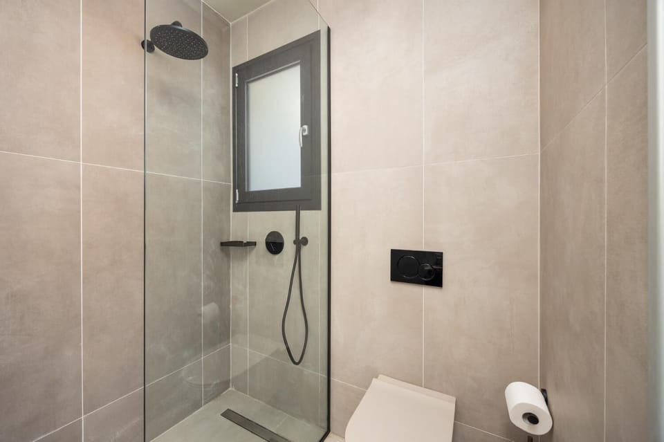 En suite bathroom with shower