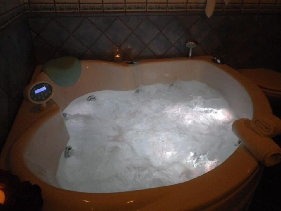 Jetted tub