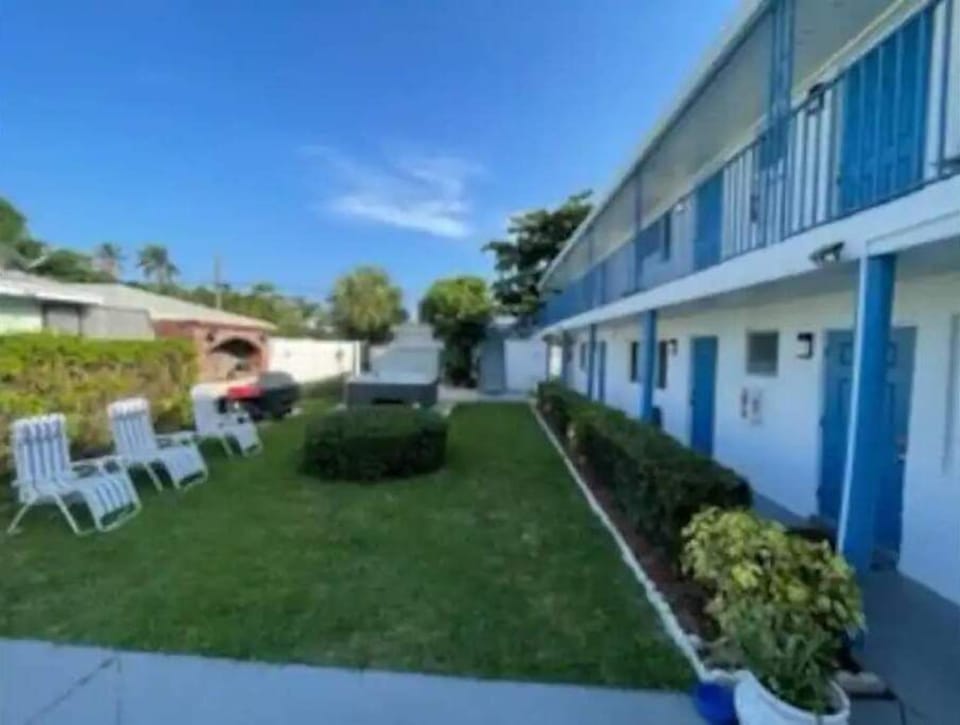 Beautiful courtyard view. 2nd-floor balcony has an amazing ocean breeze.
