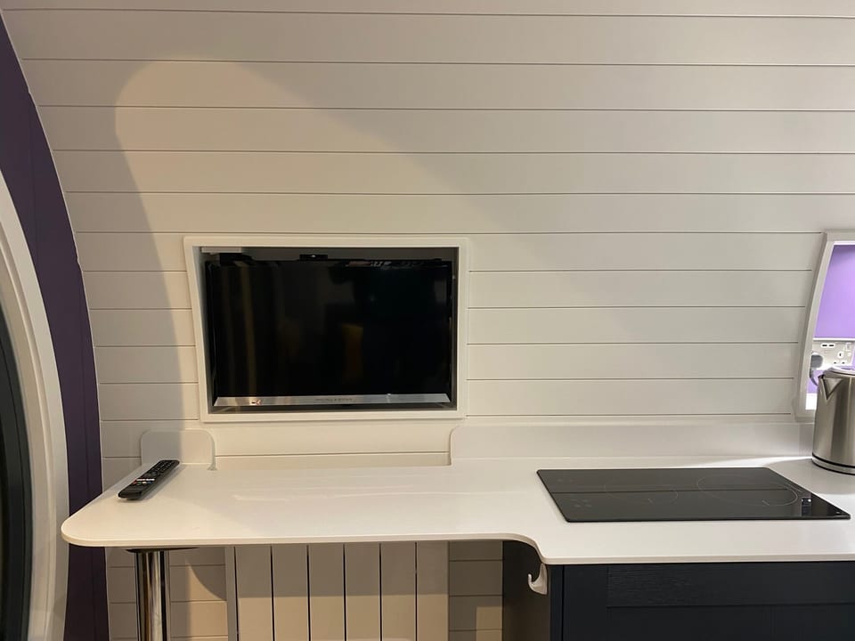 Smart TV (mobile connection required)
