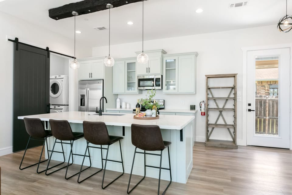 Kuerig,Blender,Toaster,Pots/Pans,Spice Rack