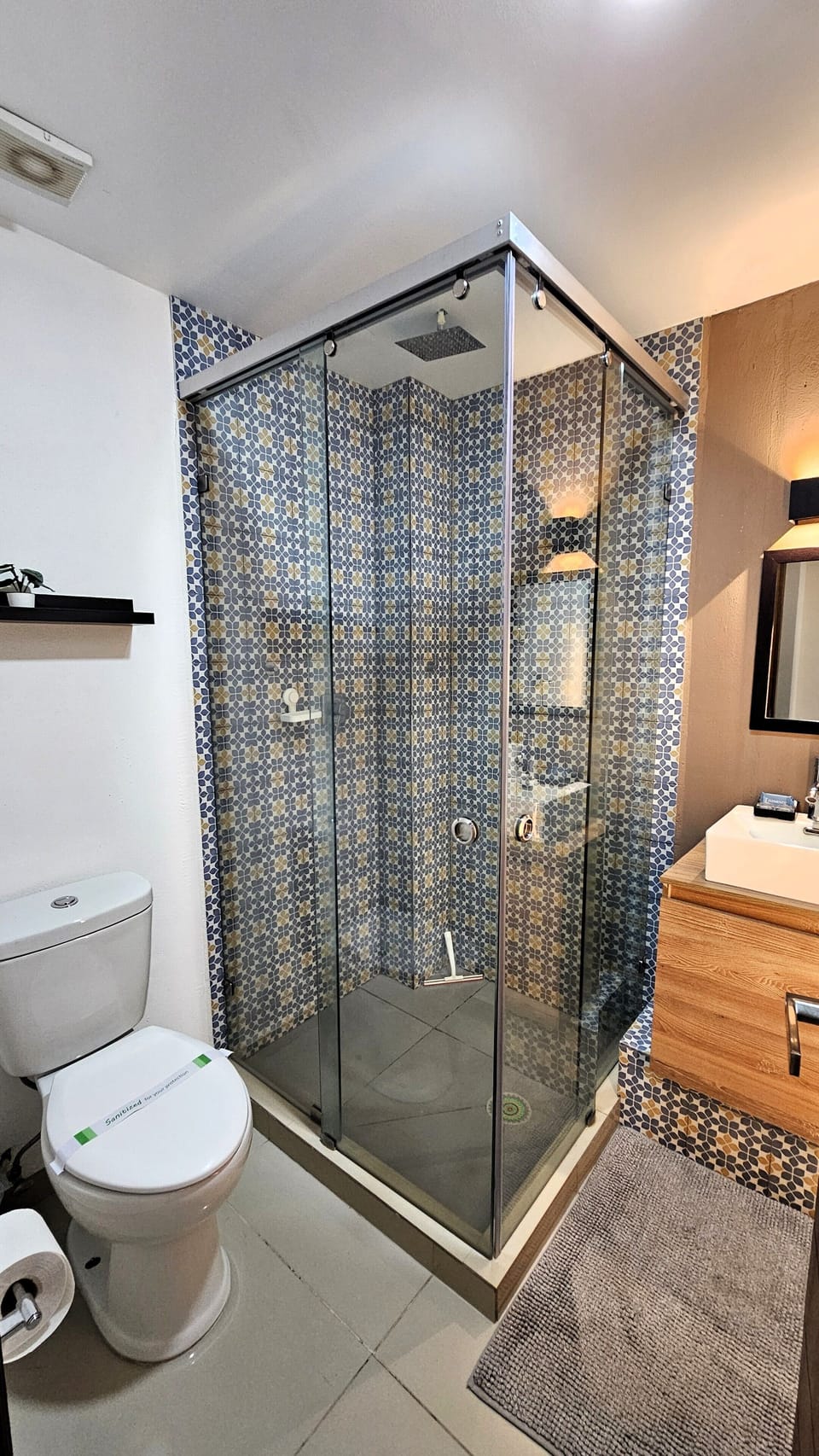 Rainfall showerhead, free toiletries, hair dryer, towels