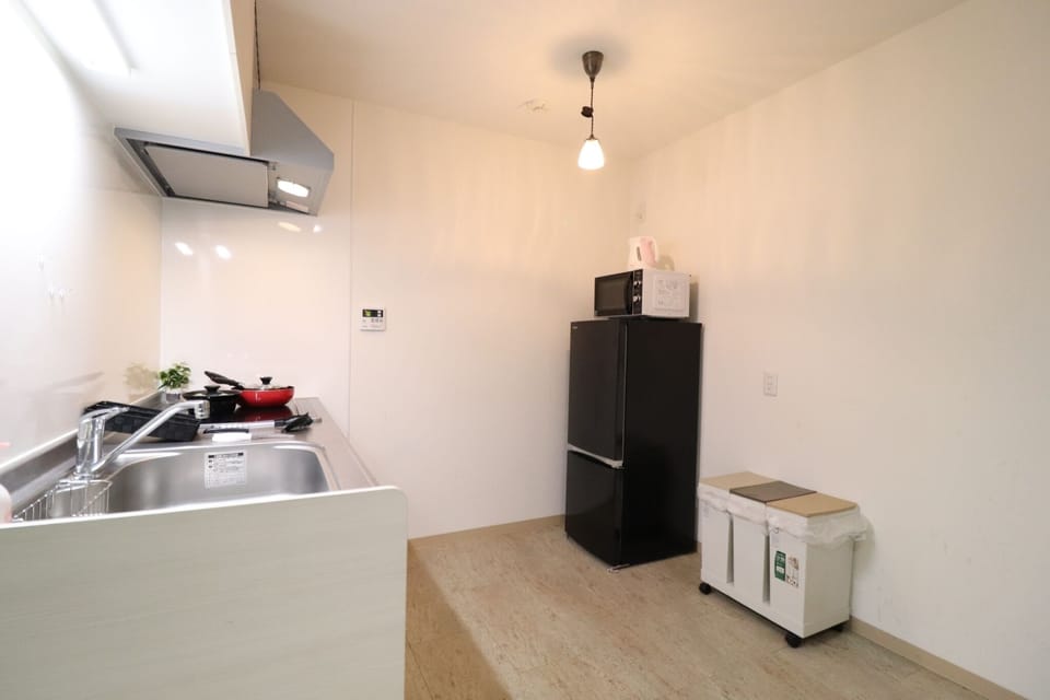 City Townhome, Non Smoking | Private kitchen | Full-size fridge, microwave, stovetop, electric kettle