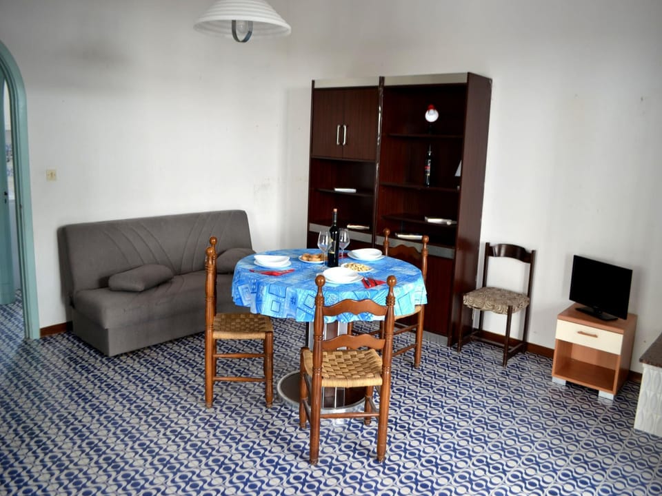 House, 2 Bedrooms, Smoking | Dining