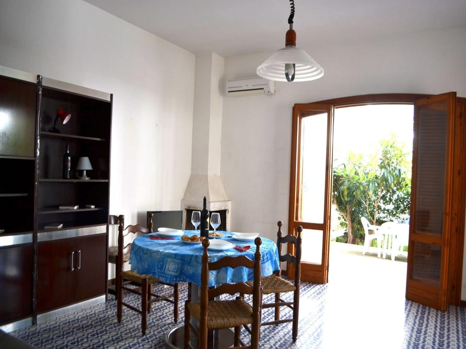 House, 2 Bedrooms, Smoking | Dining room