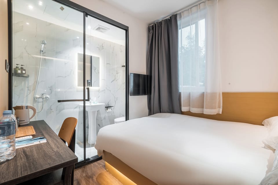 Comfort Single Room, 1 Double Bed | Blackout drapes, iron/ironing board, free WiFi, bed sheets