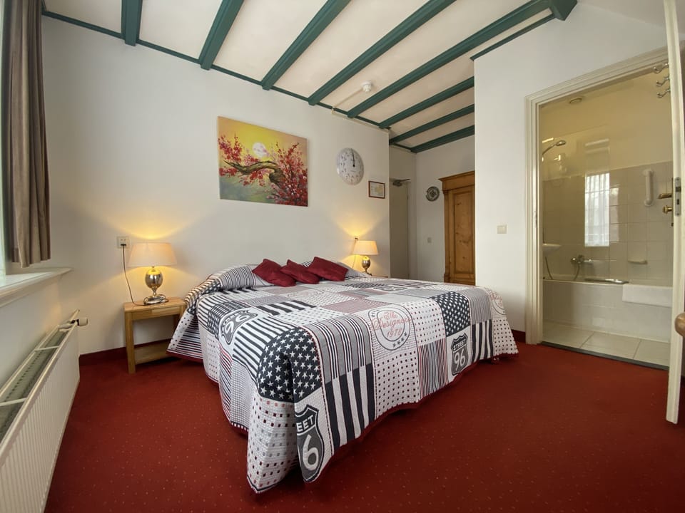 Royal Double Room, Bathtub | Minibar, in-room safe, desk, iron/ironing board