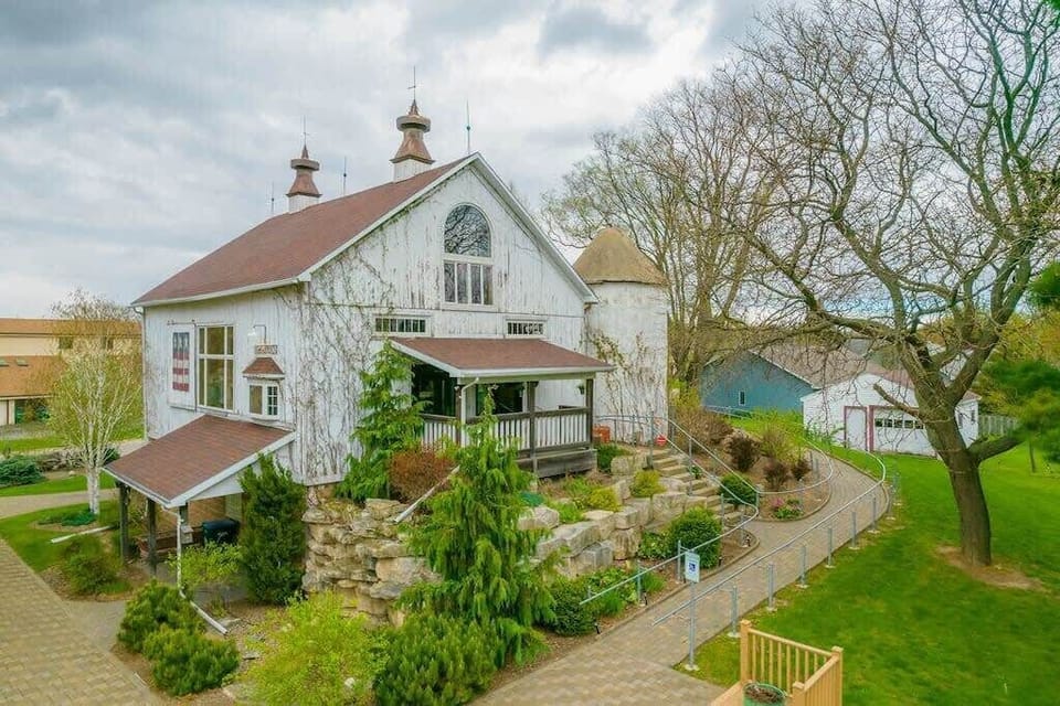 All-season recreation barn and entertaining space!