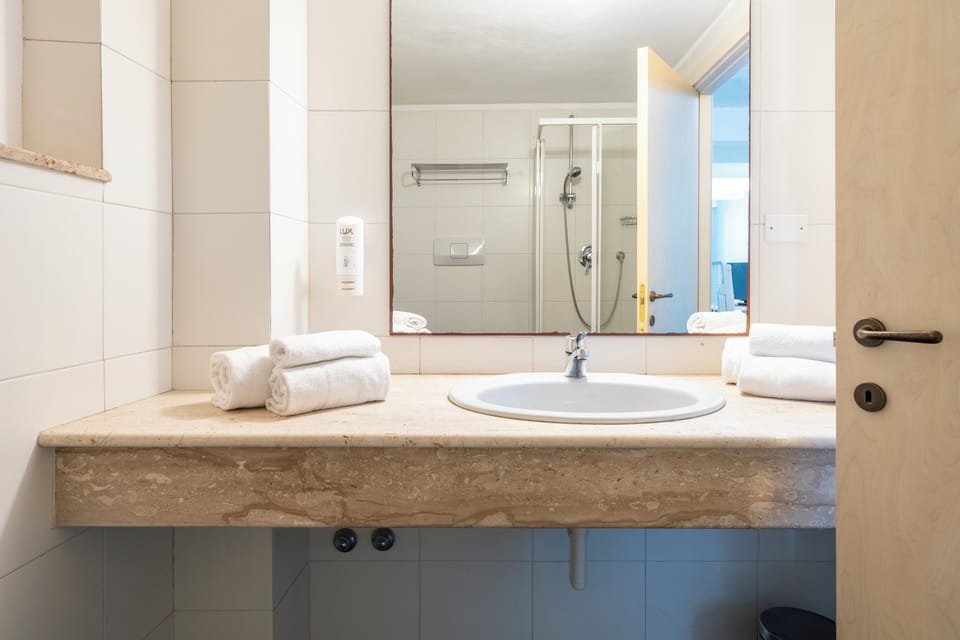 Rainfall showerhead, towels