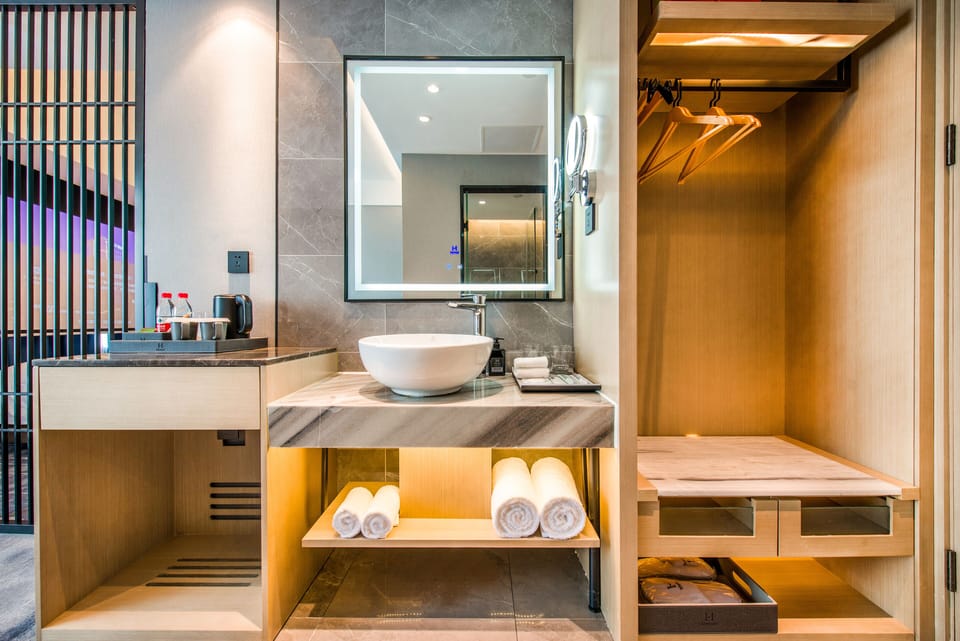 Executive Room | Hypo-allergenic bedding available, down comforters, minibar (free items)