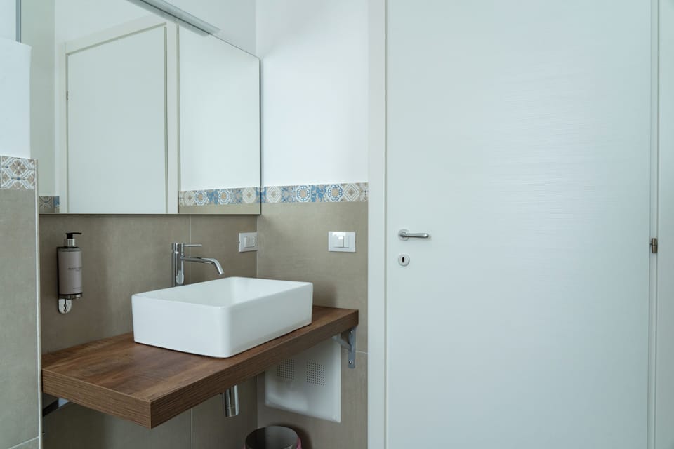 Deluxe Room, Balcony, Garden View | Bathroom | Shower, rainfall showerhead, slippers, bidet