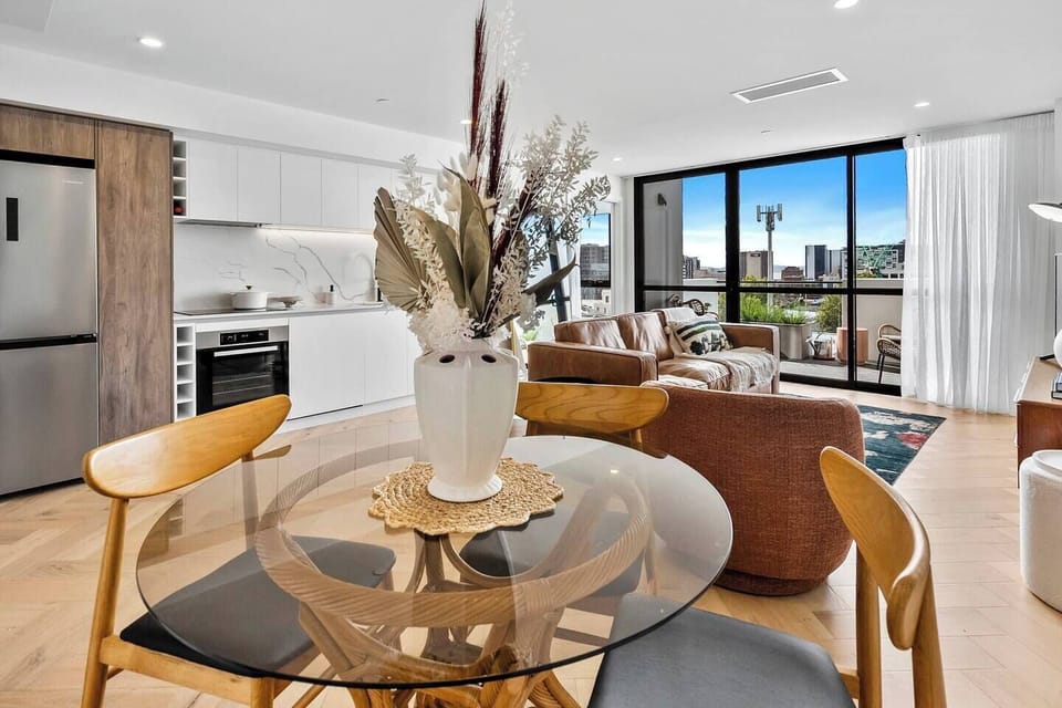 Four guests can enjoy meals together at home on the round dining table. 