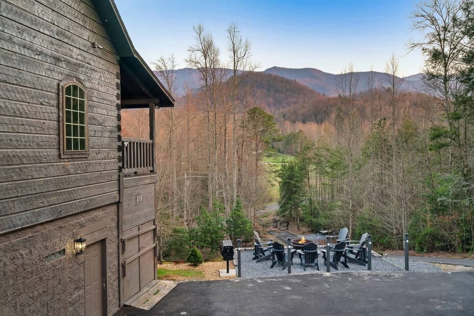 Mountain Views at Firepit!