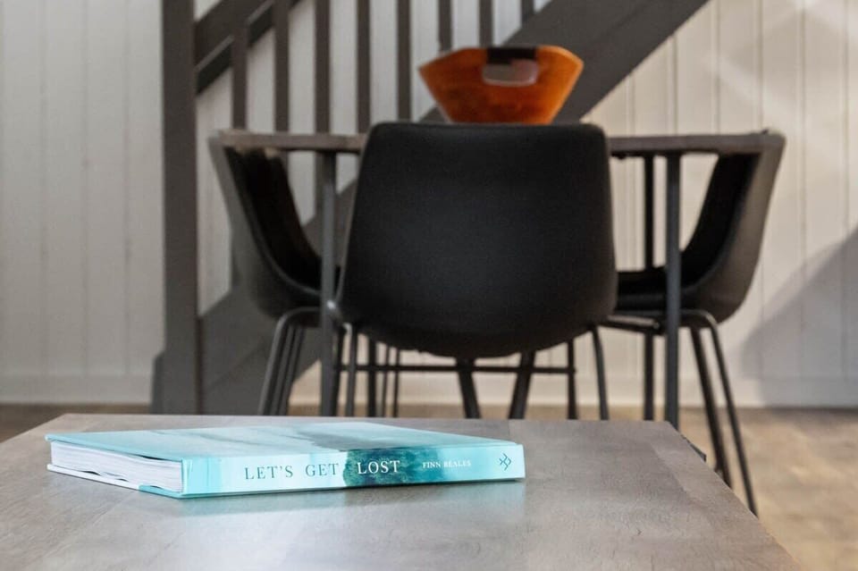 The cabin also offers a selection of books, inviting guests to unwind and enjoy a good read during their stay.
