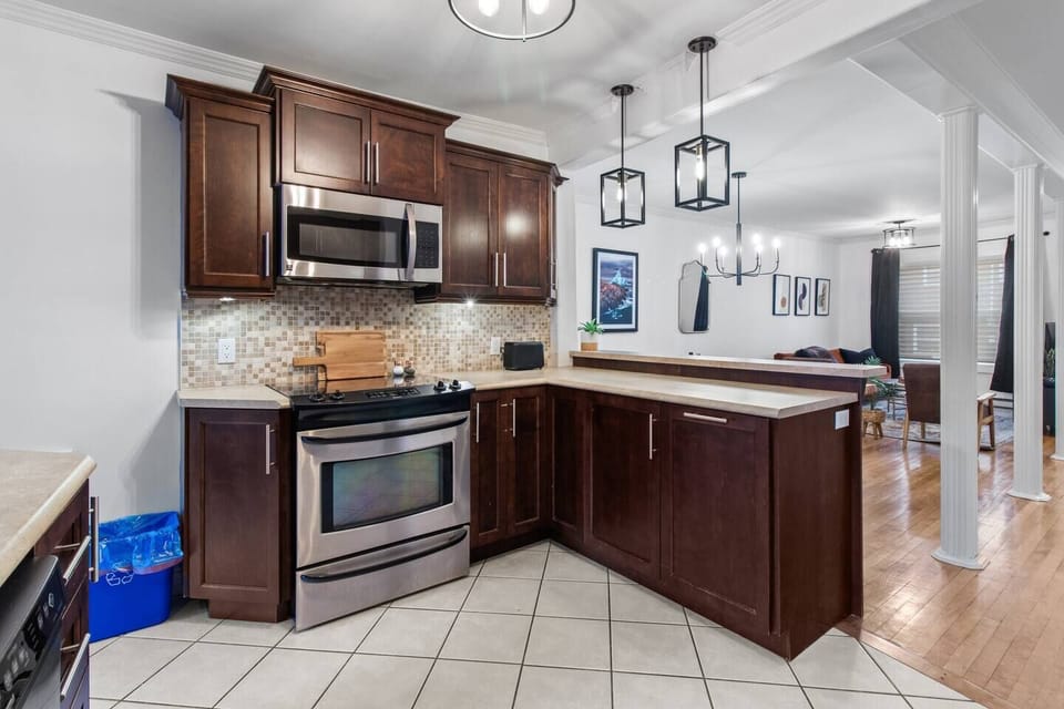 A beautiful, functional space where you can cook, relax, and enjoy your meals – with all the essentials provided including cookware.