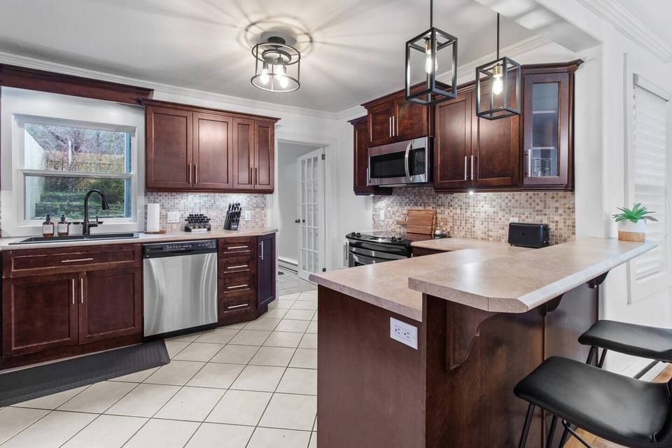 Enjoy your cup of coffee or tea on this counter before you go out to explore. 