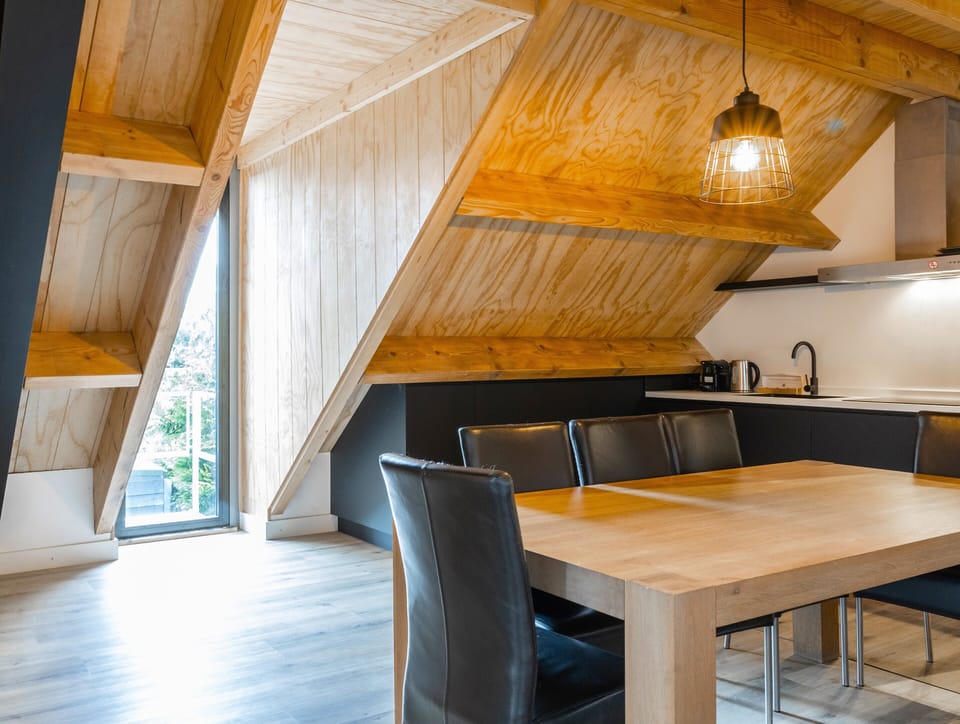  A cozy dining corner for relaxed mornings and quiet dinners at Bed en Koffie (Bed and Coffee).
