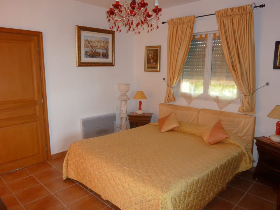 Suite, Sea View | Minibar, soundproofing, cribs/infant beds, rollaway beds