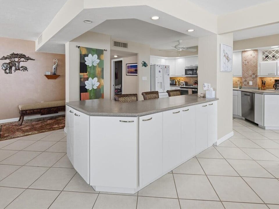 Kitchen Island & Breakfast Bar
