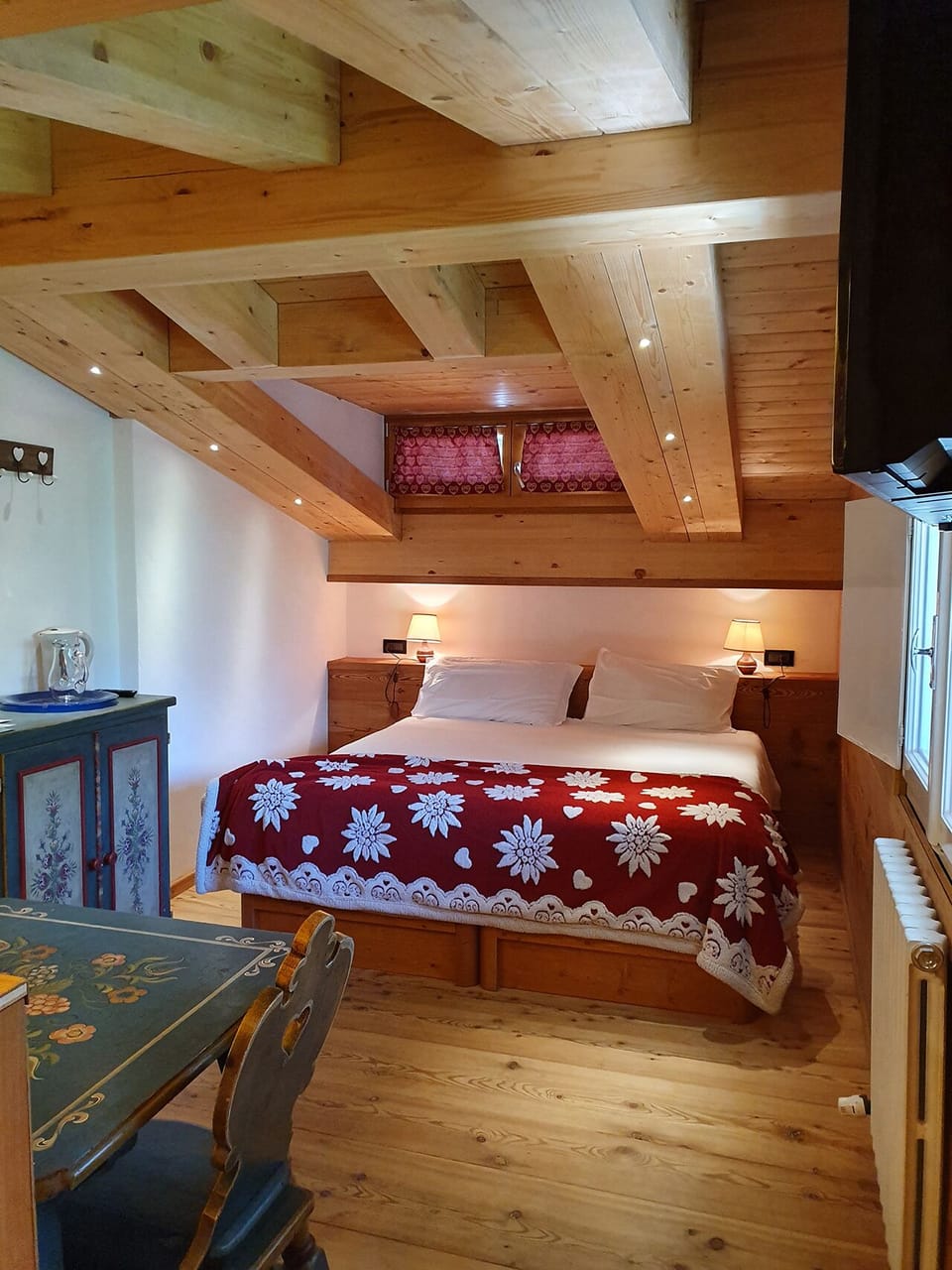 Family Suite, Mountain View | Down comforters, in-room safe, desk, laptop workspace