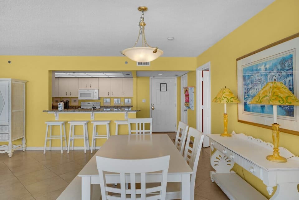 Dining area and breakfast bar