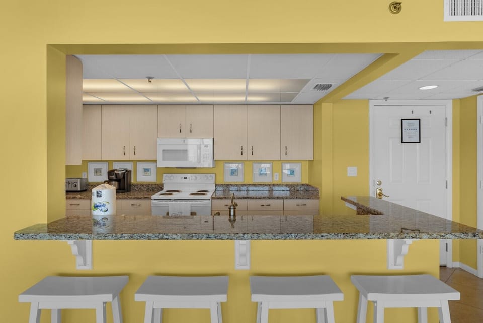 Breakfast bar and kitchen