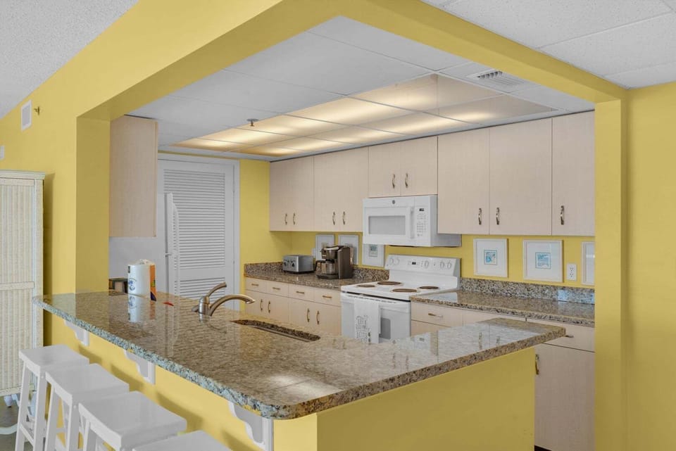 Breakfast bar and kitchen