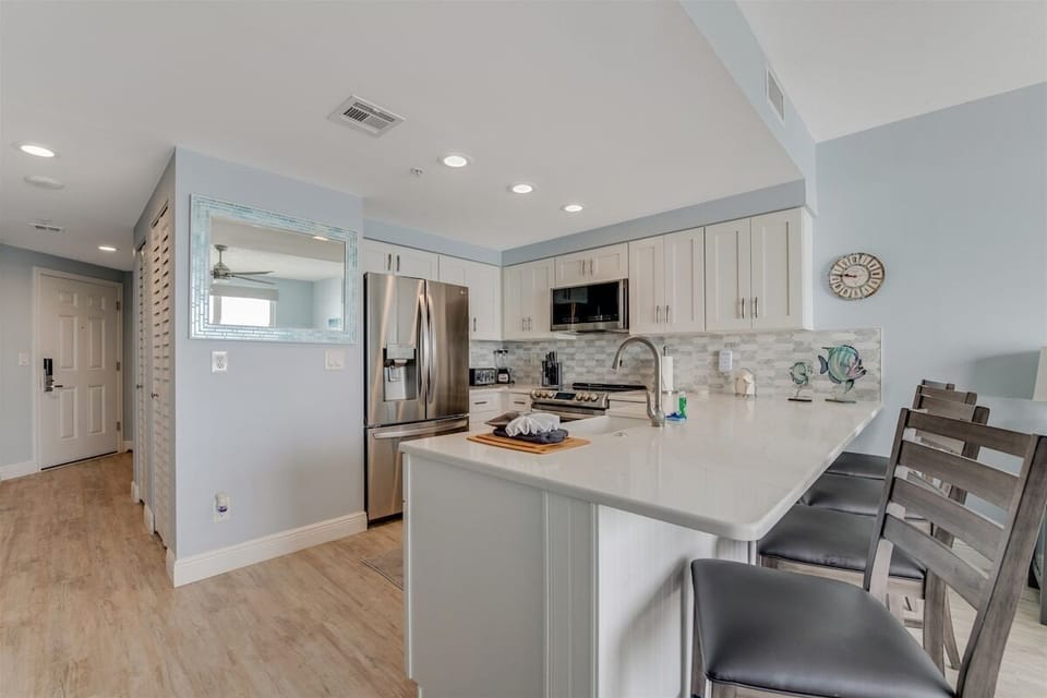 Cozy kitchen with plenty of seating