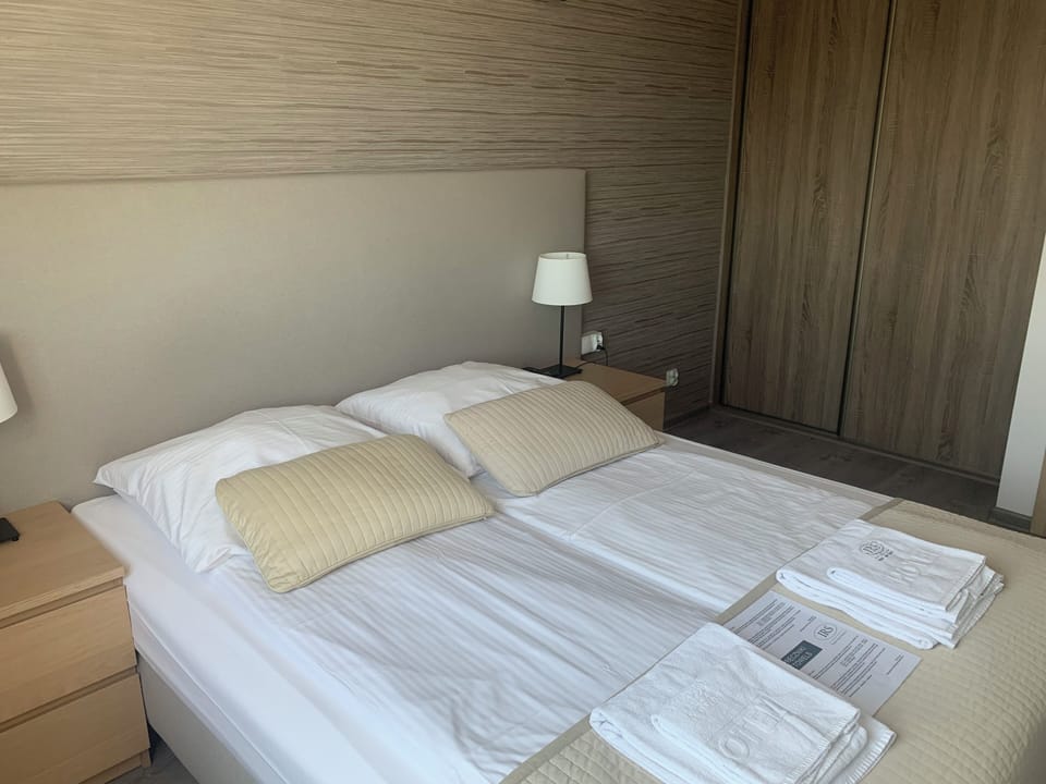 Apartment, 1 Bedroom, Kitchenette (Charlie ) | Premium bedding, in-room safe, iron/ironing board, WiFi (free)