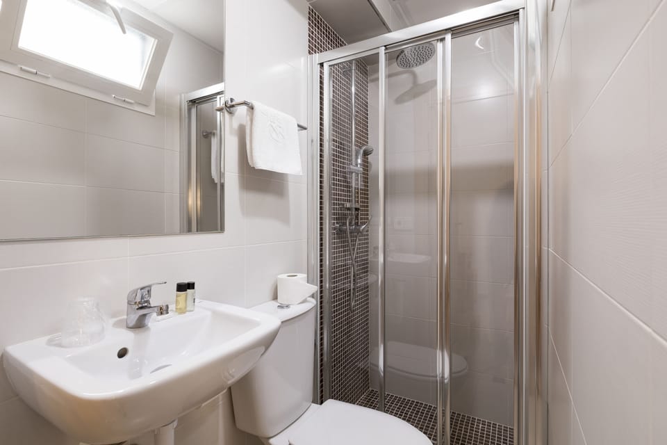 Minibar, in-room safe, WiFi (free), bed sheets