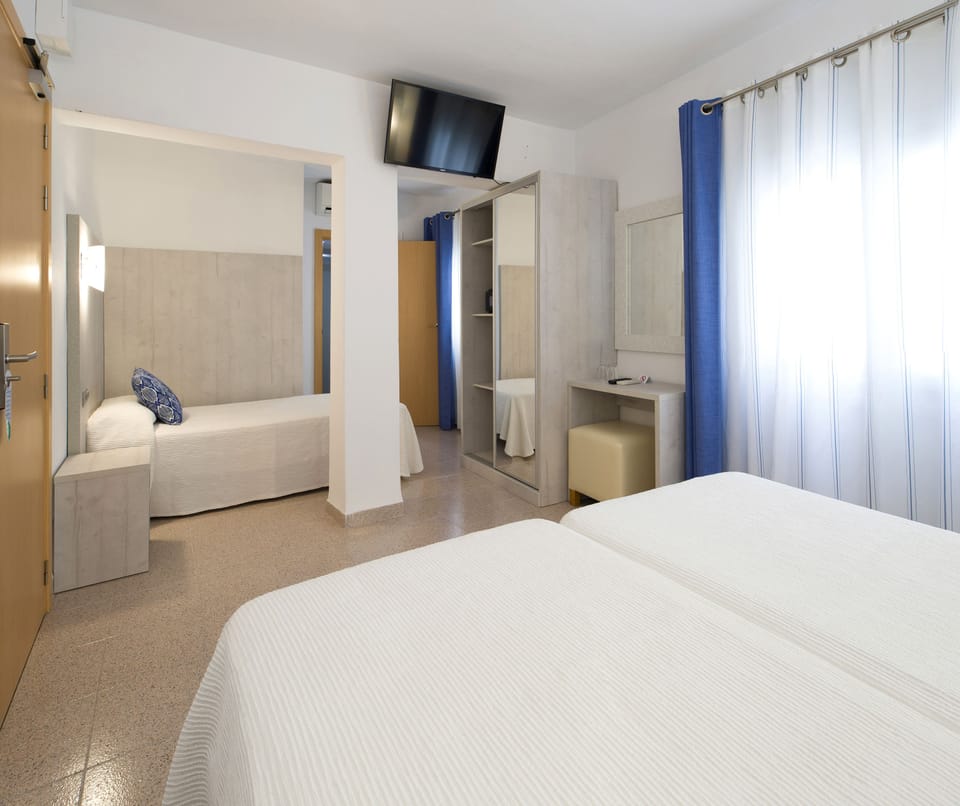 Triple Room | Minibar, in-room safe, WiFi (free), bed sheets