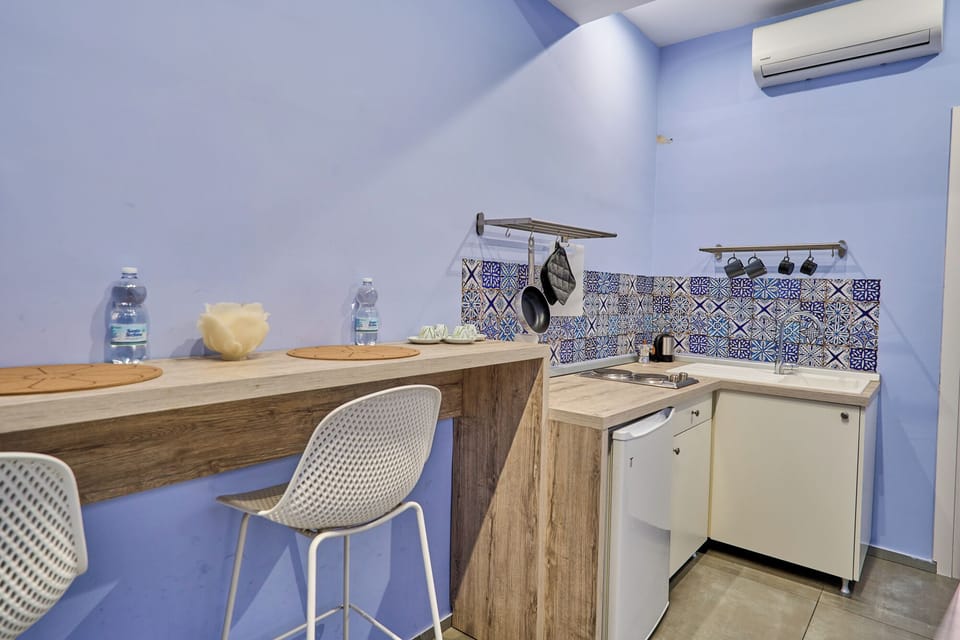 City Studio, 1 Bedroom, Kitchenette, Marina View | Private kitchen | Cookware/dishes/utensils