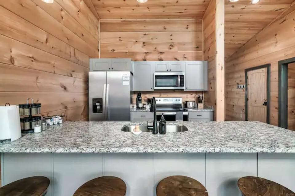 Enjoy home-cooked meals at Mountain Memories. 