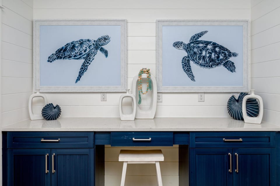 Thoughtfully-placed nooks to catch up on emails or post vacay Instagram photos!