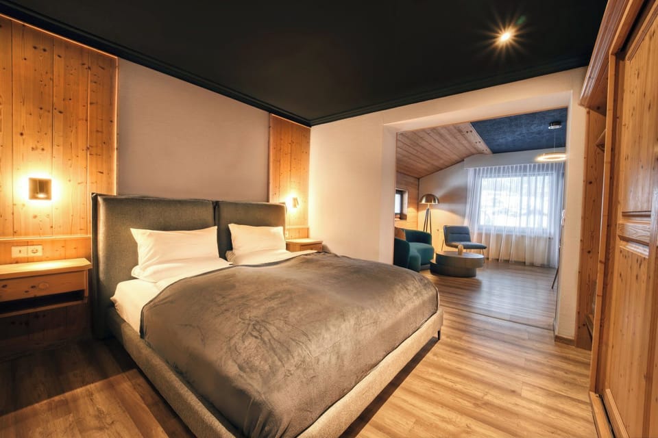 Comfort Room | Hypo-allergenic bedding, in-room safe, blackout drapes, free WiFi