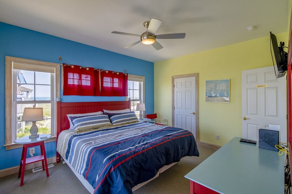 Mid Level King En Suite