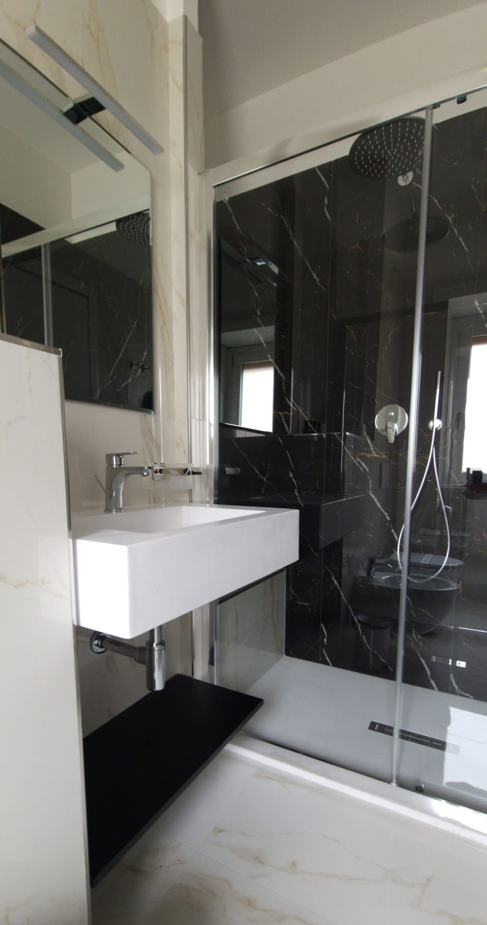 Slippers, bidet, towels