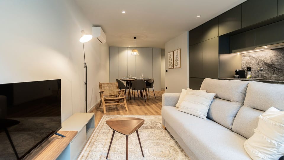 Overview of the spacious living area, with a TV and an AC unit for your comfort, all year round! #cozy #bright