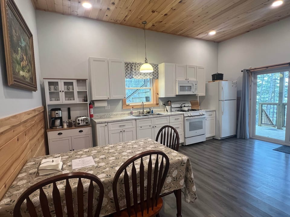 Full Kitchen & Dining Area