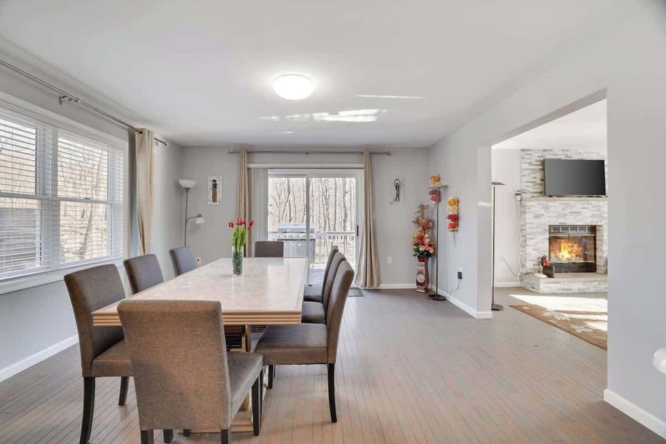 Family-friendly dining with room for 8!