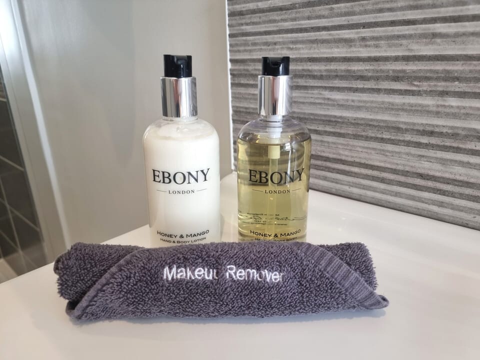 Panoramic Double Room, Ensuite, Sea View (301) | Bathroom | Shower, free toiletries, hair dryer, slippers