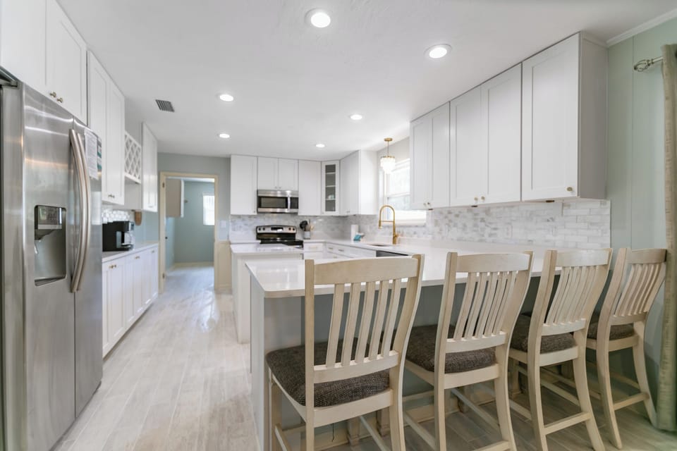 Kitchen, seating for 4 at the counter