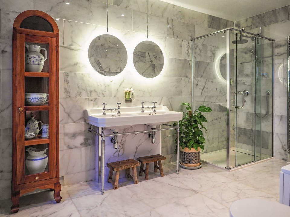 Honeymoon Suite, Ensuite | Bathroom | Separate tub and shower, rainfall showerhead, free toiletries