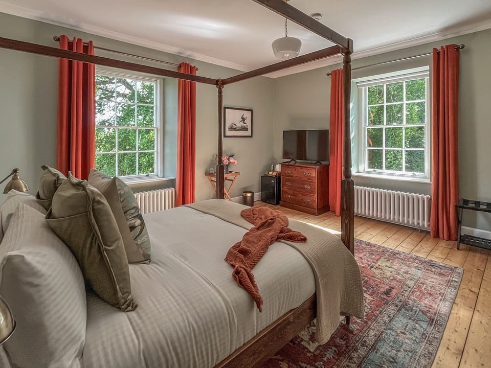 Romantic Double Room, Ensuite, Garden View | Premium bedding, down comforters, pillowtop beds, minibar
