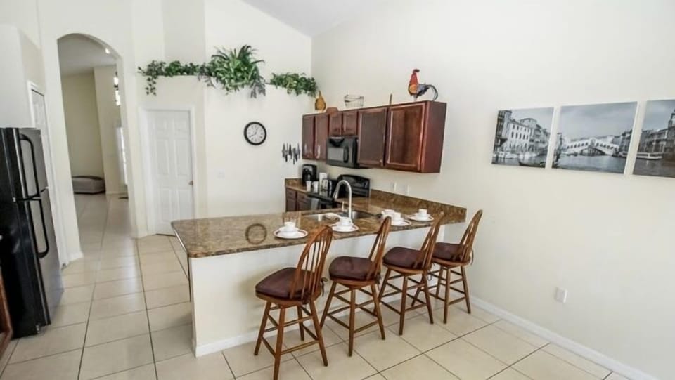 Fully equipped kitchen with breakfast bar