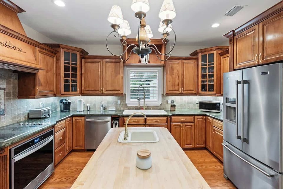 Fully equipped kitchen with all your cooking essentials with plenty of food prep space and options for cooking.