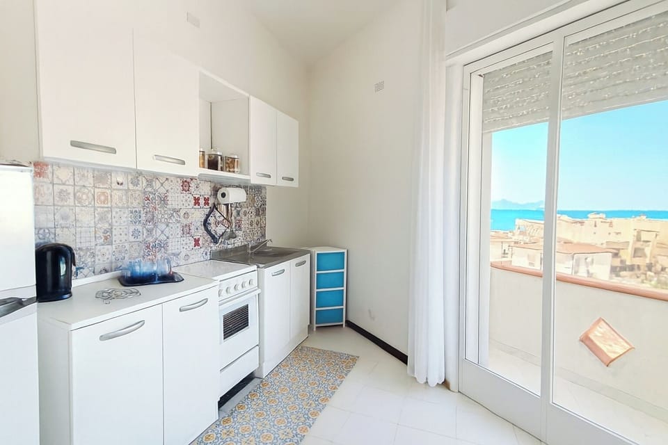Full-size fridge, oven, stovetop, toaster