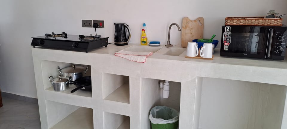 Executive Studio Suite, Kitchenette, Pool View | Private kitchenette | Fridge, microwave, stovetop, cookware/dishes/utensils